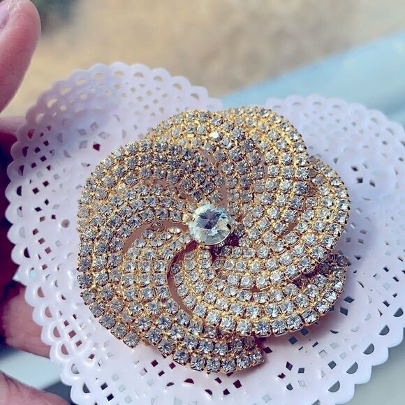 Vtg total prong set floral rhinestone pin 2” round - Picture 3 of 7
